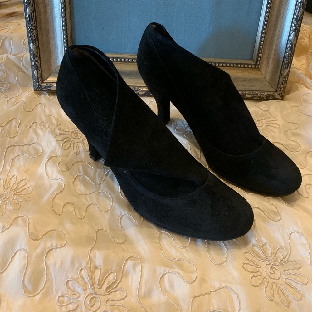 Me Too leather suede black booties